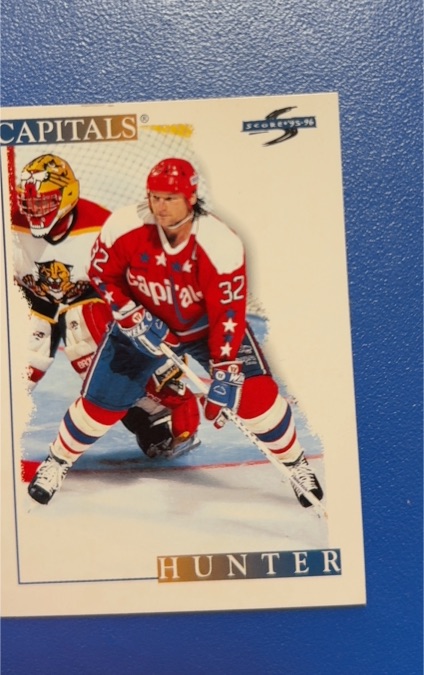 1995-96 Score #107 Dale Hunter — front