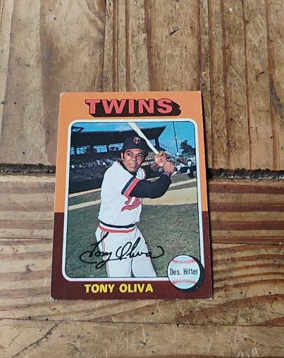 1975 Topps #325 Tony Oliva — front