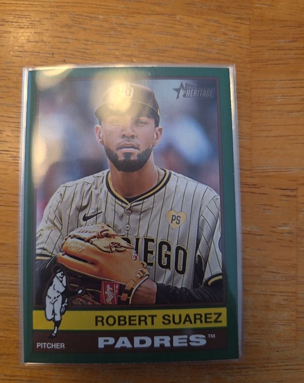 2025 Topps Heritage Robert Suarez — front