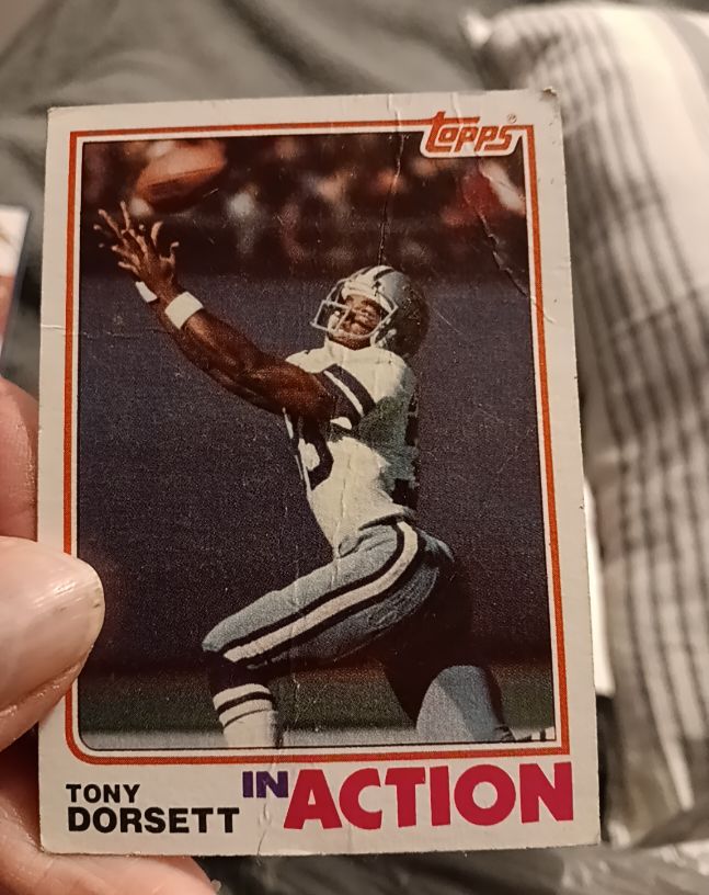 1982 Topps #239 Tony Dorsett In Action — front