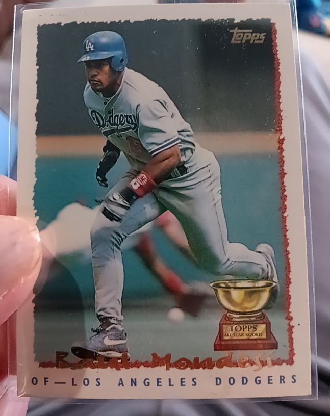 1995 Topps #180 Raul Mondesi — front
