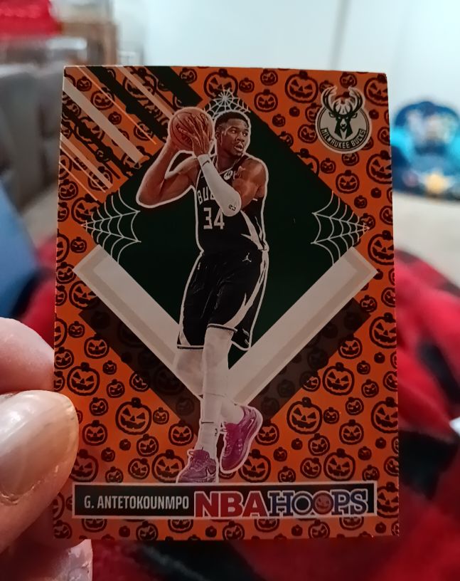 2024-25 Panini Haunted Hoops #288 Giannis Antetokounmpo Tribute Pumpkin — front