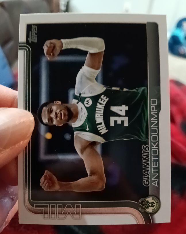 2025-26 Topps #54 Giannis Antetokounmpo — front