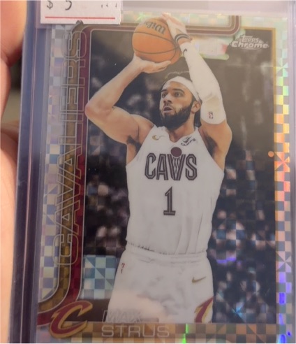 2025-26 Topps Chrome #32 Max Strus — front