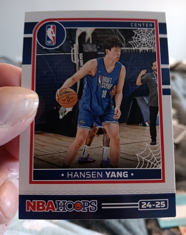 2024-25 Panini Haunted Hoops #24 Hansen Yang — front
