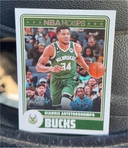 2023-24 Panini NBA Hoops Tribute #285 Giannis Antetokounmpo — front