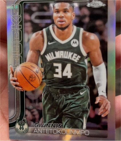 2025-26 Topps Chrome #137 Giannis Antetokounmpo — front
