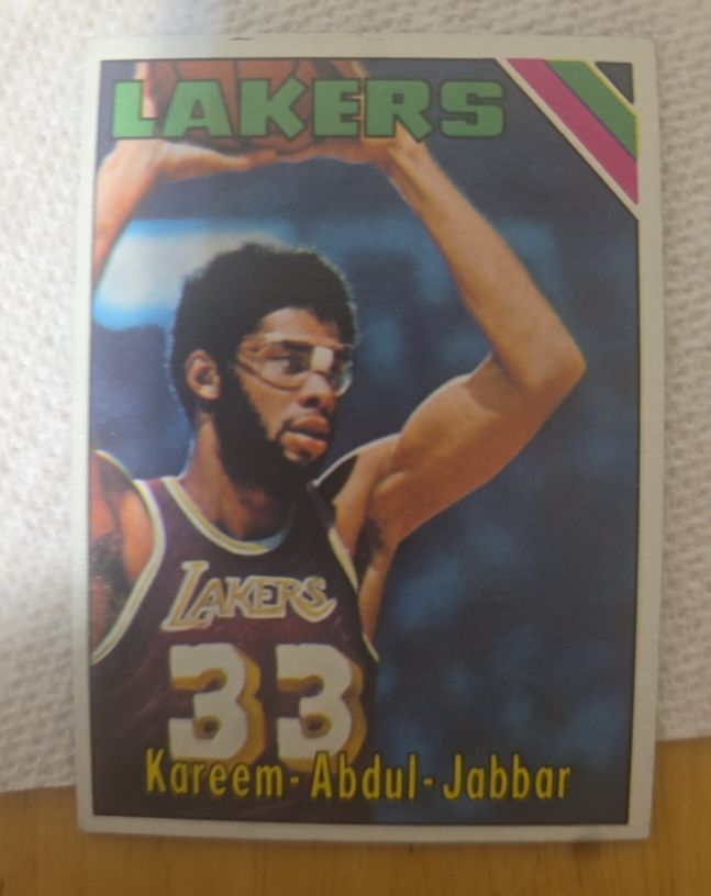 1975-76 Topps Basketball #90 Kareem Abdul-Jabbar — front