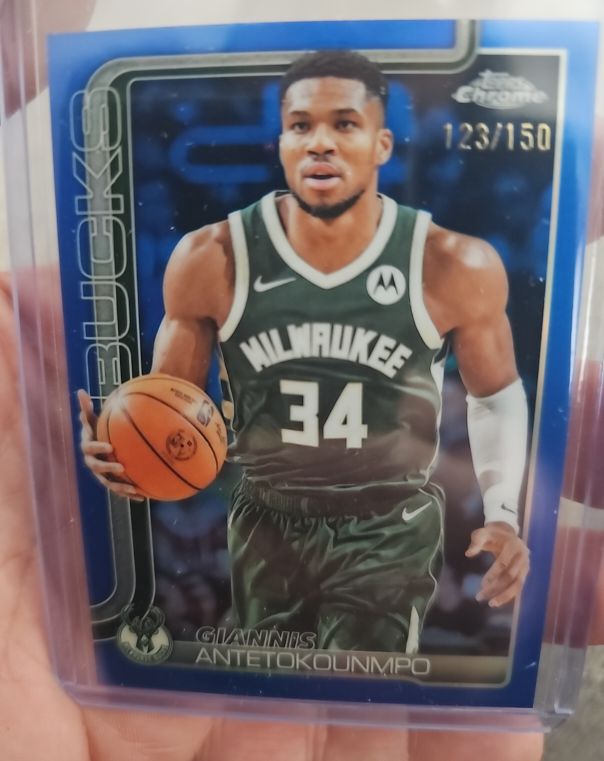 2025-26 Topps Chrome #137 Giannis Antetokounmpo — front