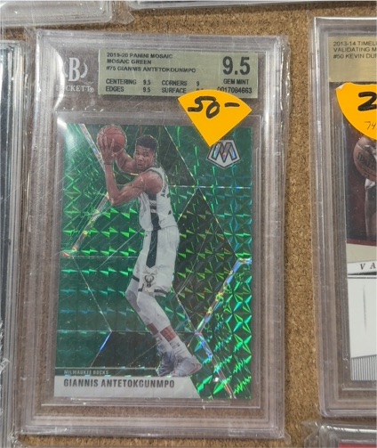 2019-20 Panini Mosaic #75 Giannis Antetokounmpo — front