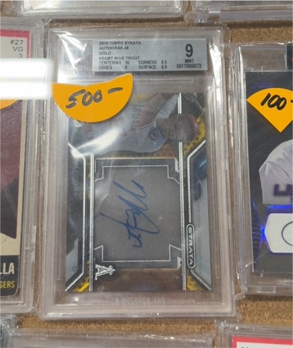 2016 Topps Strata Autographs Mike Trout Gold — front