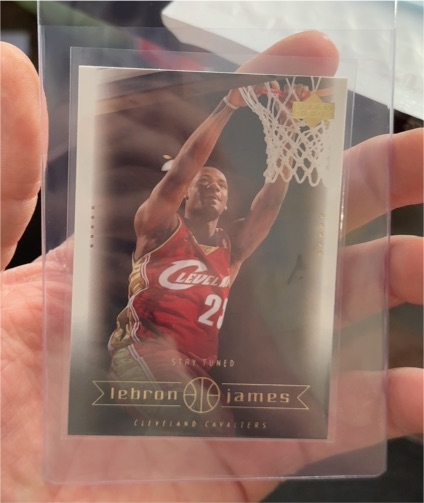 2003 Upper Deck #15 LeBron James Stay Tuned Rookie Card — front
