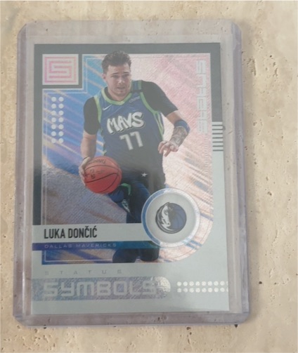 2019-20 Panini Status Symbols #22 Luka Dončić — front