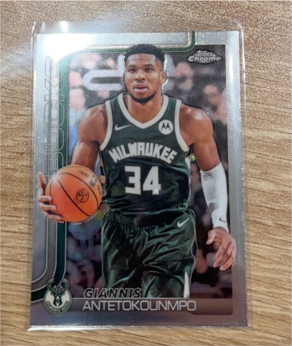 2025-26 Topps Chrome #137 Giannis Antetokounmpo — front