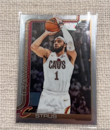 2025-26 Topps Chrome #32 Max Strus — front