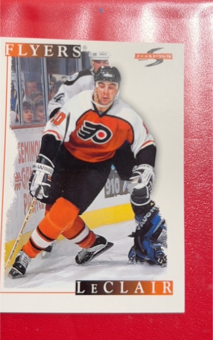 1995-96 Score #9 John LeClair — front