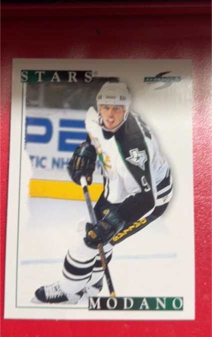 1995-96 Score #120 Mike Modano — front