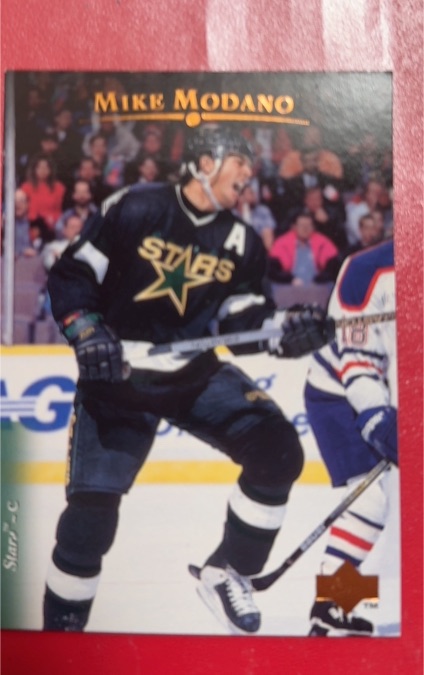 1995-96 Upper Deck #420 Mike Modano — front
