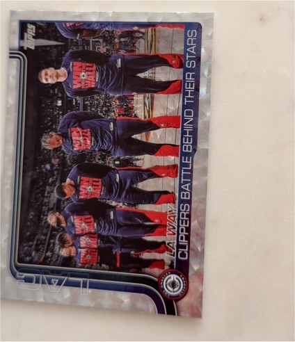 2025-26 Topps #292 LA Way: Clippers Battle Behind Their Stars — front