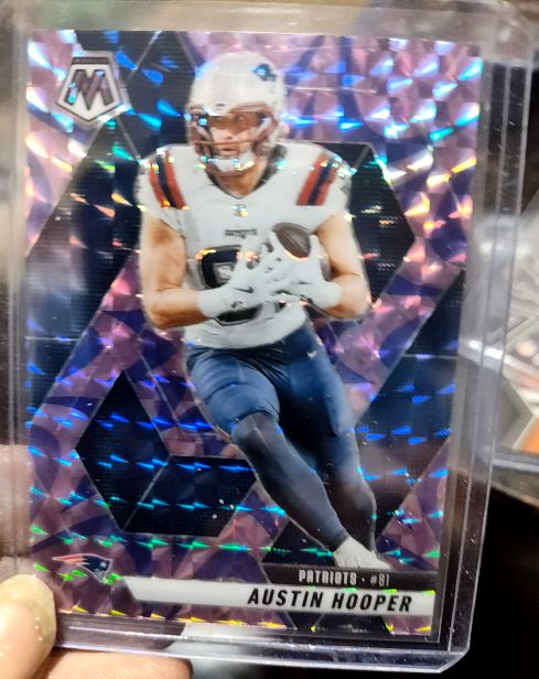 2025 Panini Mosaic #204 Austin Hooper — front