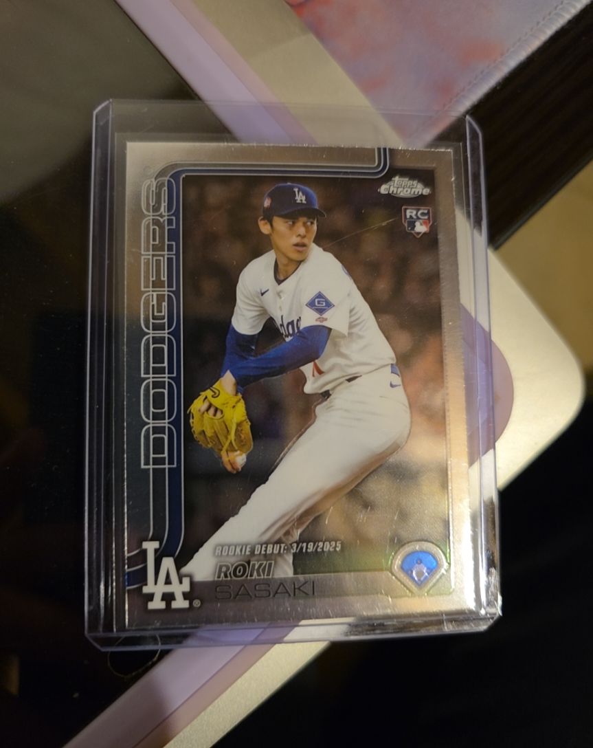 2025 Topps Chrome Update #USC73 Roki Sasaki Rookie Debut — front