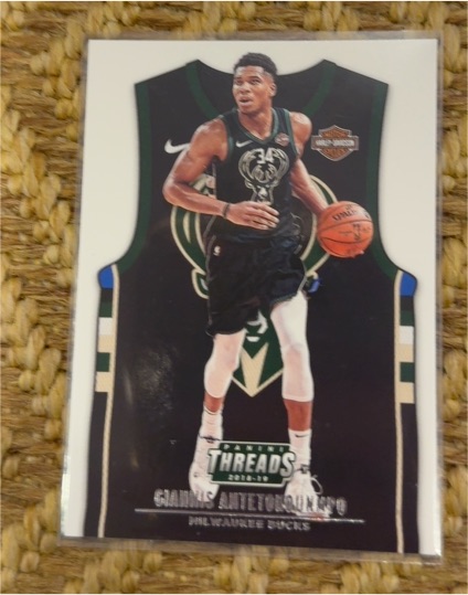 2018-19 Panini Threads #220 Giannis Antetokounmpo — front