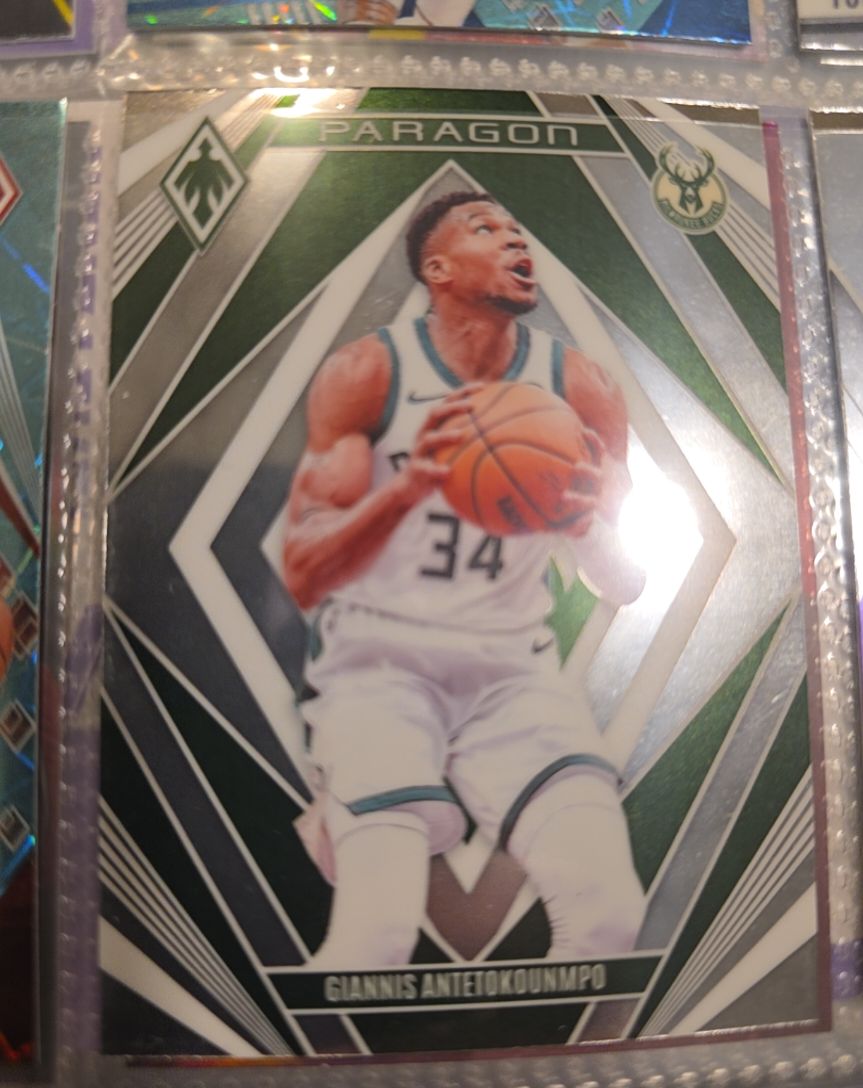 2023-24 Panini Phoenix Paragon #10 Giannis Antetokounmpo — front