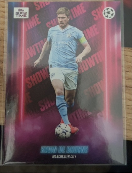 2023-24 Topps Showtime UEFA Club Competitions #NNO Kevin De Bruyne — front