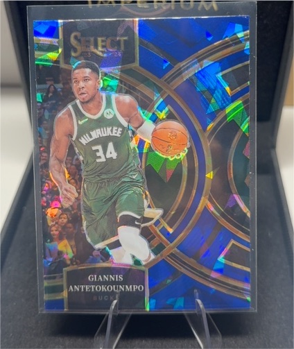 2023-24 Panini Select #141 Giannis Antetokounmpo Premier Level Blue Cracked Ice Prizm — front