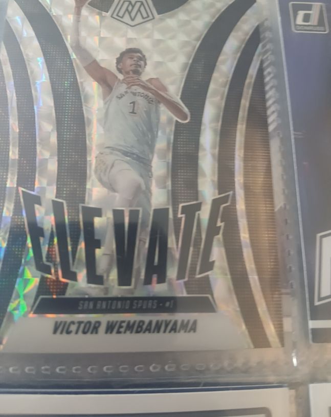2024-25 Panini Mosaic #11 Victor Wembanyama Elevate — front