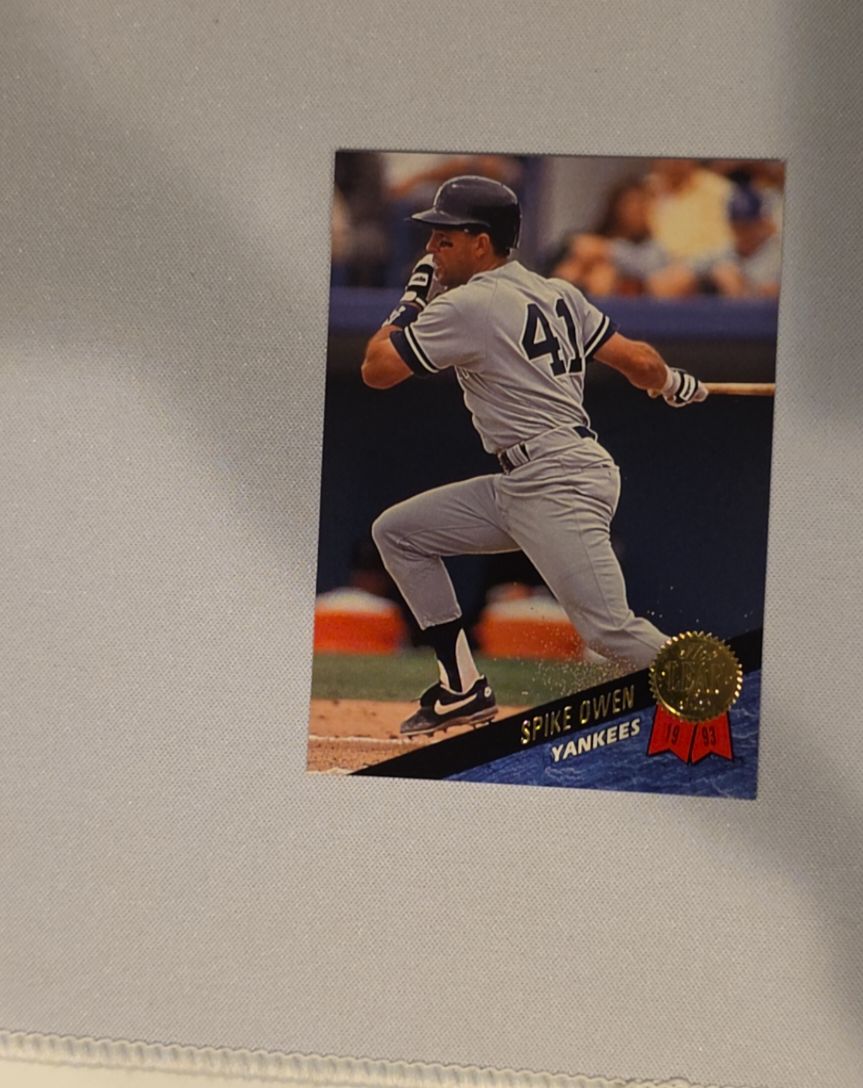 1993 Leaf #405 Spike Owen — front