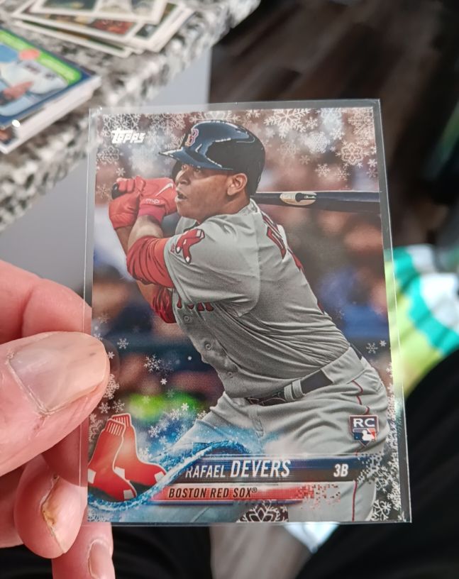 2018 Topps Holiday #HMW67 Rafael Devers Rookie Card — front