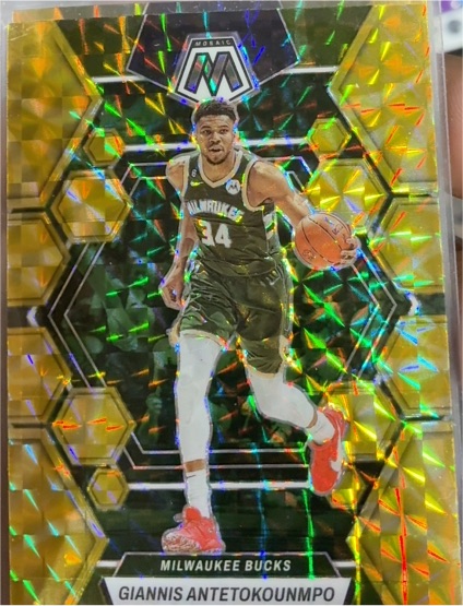 2022-23 Panini Mosaic #15 Giannis Antetokounmpo — front