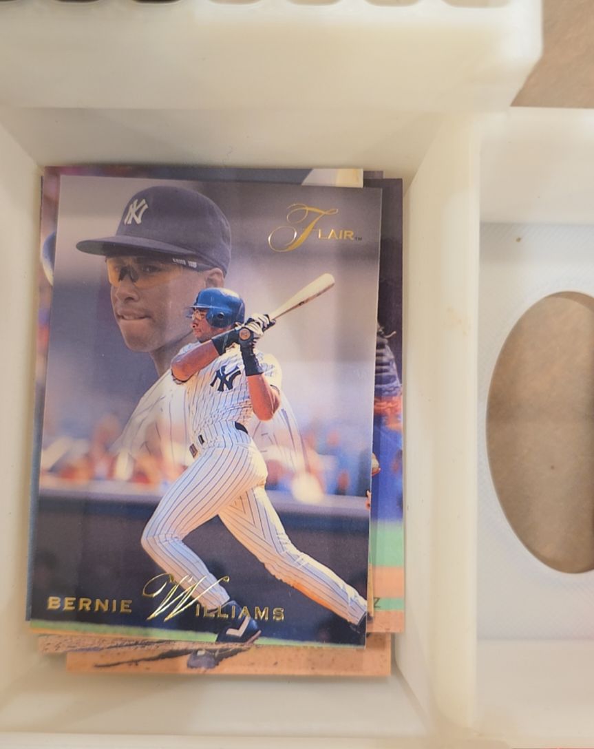 1993 Fleer Flair #255 Bernie Williams — front