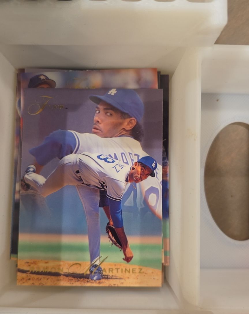 1993 Flair #15 Fernando Valenzuela — front
