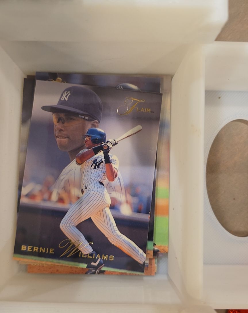 1993 Fleer Flair #255 Bernie Williams — front