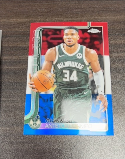 2025-26 Topps Chrome #137 Giannis Antetokounmpo — front
