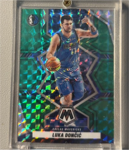 2021-22 Panini Mosaic Green Prizm #6 Luka Dončić — front