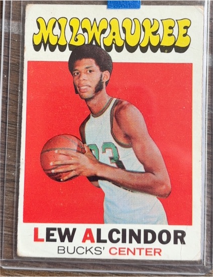 1971-72 Topps #100 Lew Alcindor Milwaukee Bucks — front