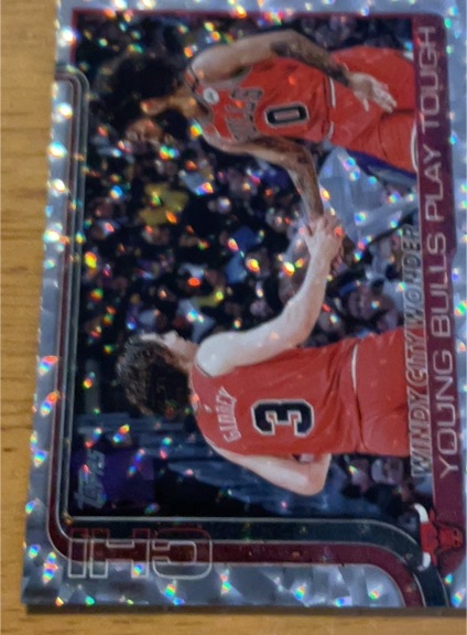 2025-26 Topps #277 Windy City Wonder Young Bulls Play Tough — front