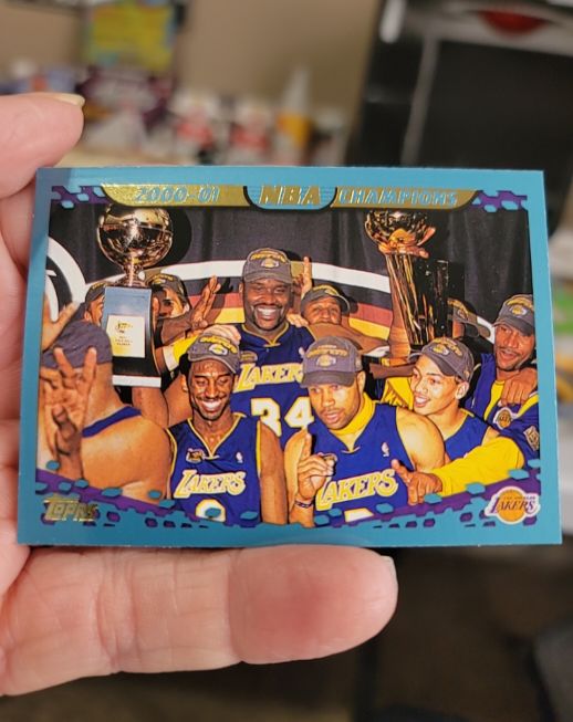 2001 Topps #220 2000-01 NBA Champions Los Angeles Lakers Kobe Bryant Shaquille O'Neal — front