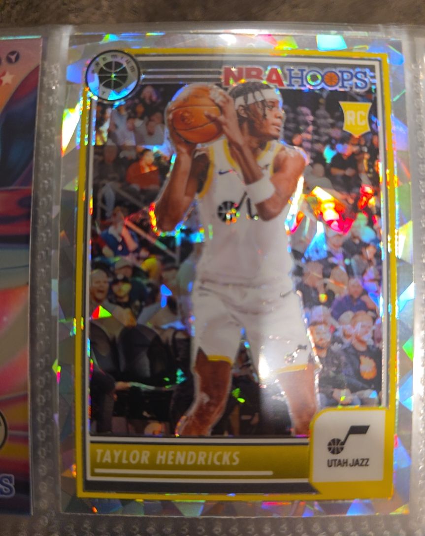2023-24 Panini NBA Hoops Premium Stock #222 Taylor Hendricks — front