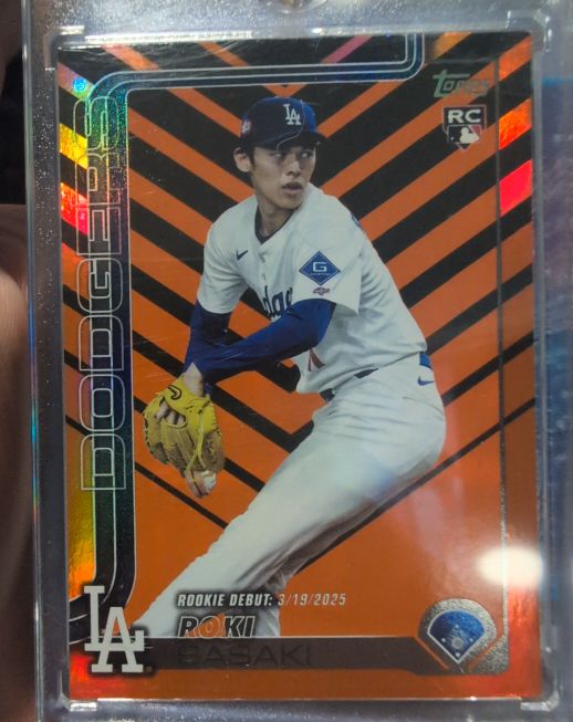 2025 Topps Update #US199 Roki Sasaki Rookie Debut Orange & Black Foil — front
