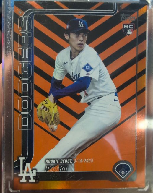 2025 Topps Update #US199 Roki Sasaki Rookie Debut Holiday Orange & Black Foil — front