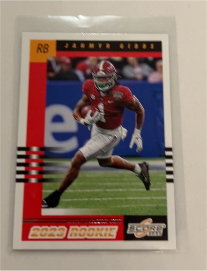 2023 Panini Score #9 Jahmyr Gibbs Retro Rookie — front