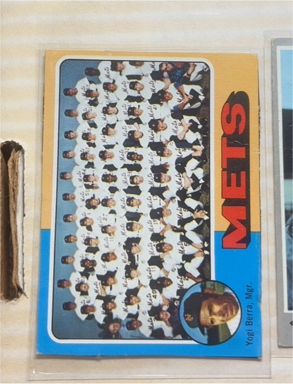 1975 Topps #421 New York Mets Team Card Yogi Berra — front