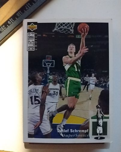 1994-95 Upper Deck Collector's Choice #111 Detlef Schrempf — front