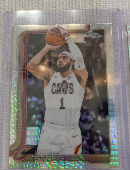 2025-26 Topps Chrome #32 Max Strus — front