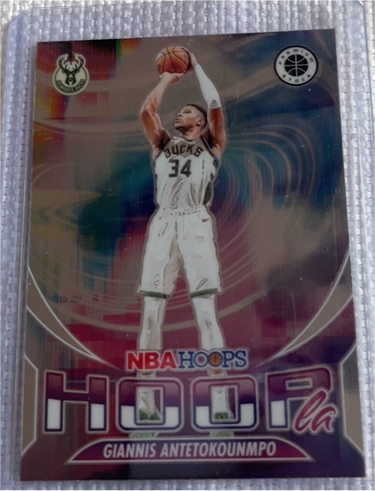 2023-24 Panini NBA Hoops Premium Stock #9 Giannis Antetokounmpo — front