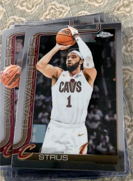 2025-26 Topps Chrome #32 Max Strus — front